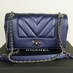 CHANEL LIMITED EDITION Medium Navy Classic Flap